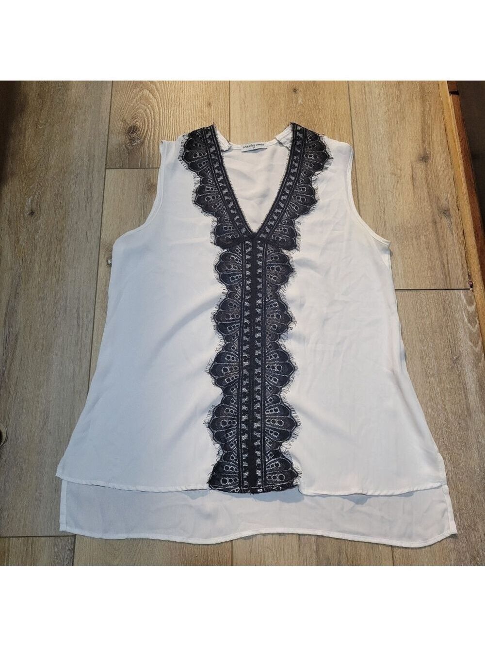 Cha Cha Vente White Top with Black Lace Accent Size L
